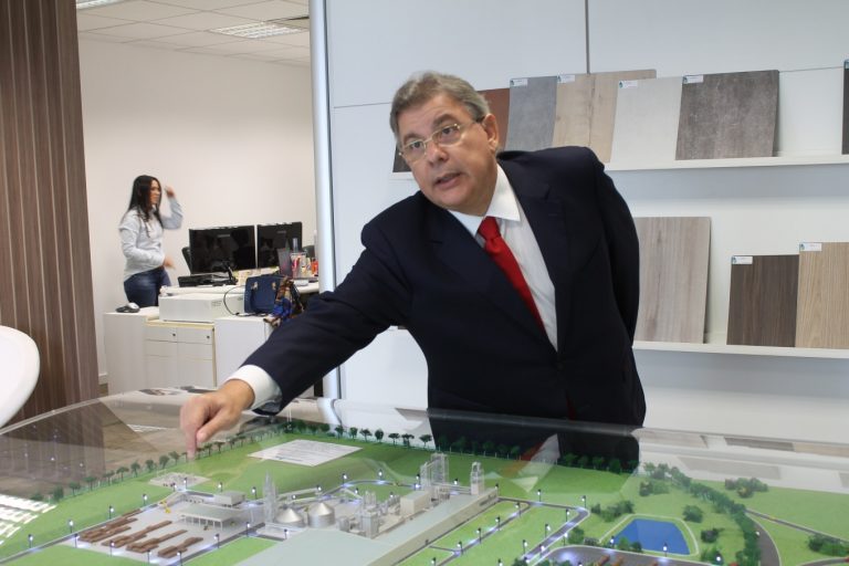 José Roberto Colnaghi mostra planta da GreenPlac que confeccionou sua primeira placa de MDF