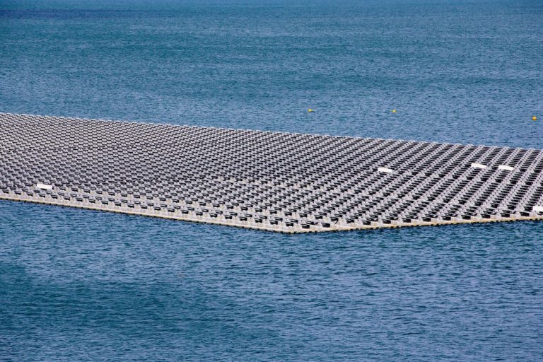 Rio São Francisco abriga usina de energia flutuante com painéis solares