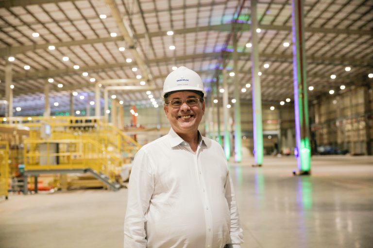 A Asperbras, de José Roberto Colnaghi, atua em projetos industriais, setor alimentício, agronegócio, mineração, geração de energia e produção de placas de madeira certificada.