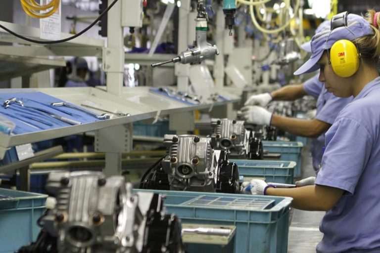 A produção industrial brasileira recuou 1,3% na passagem de fevereiro para março