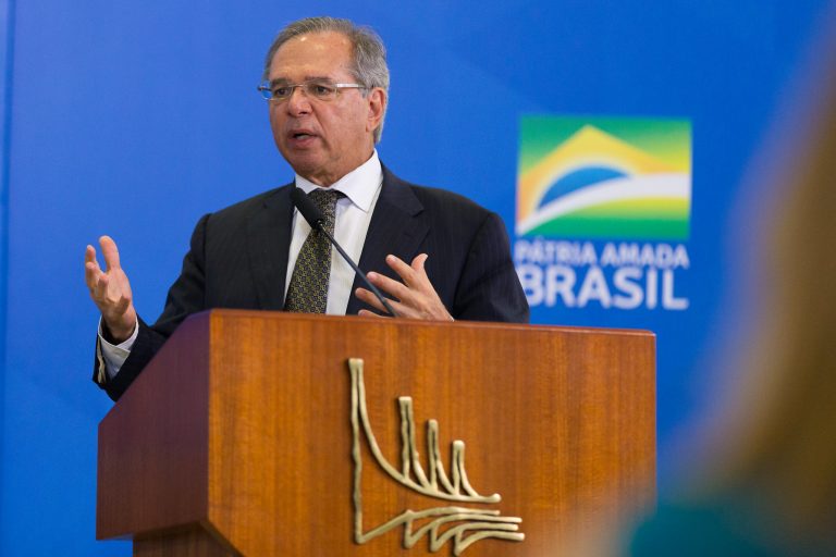 Paulo Guedes confirma liberação de R$ 42 bi de FGTS e PIS até o fim de 2020