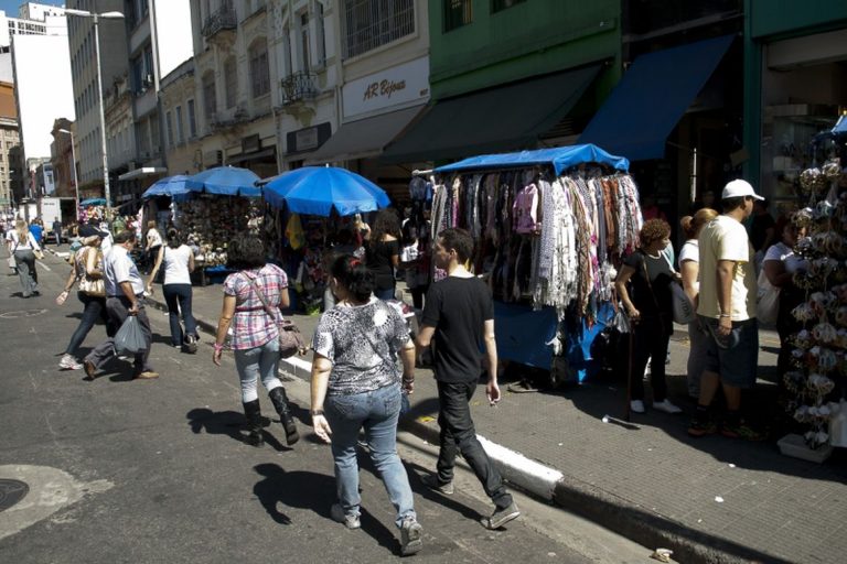 Trabalhadores sem carteira assinada totalizaram 11,8 milhões