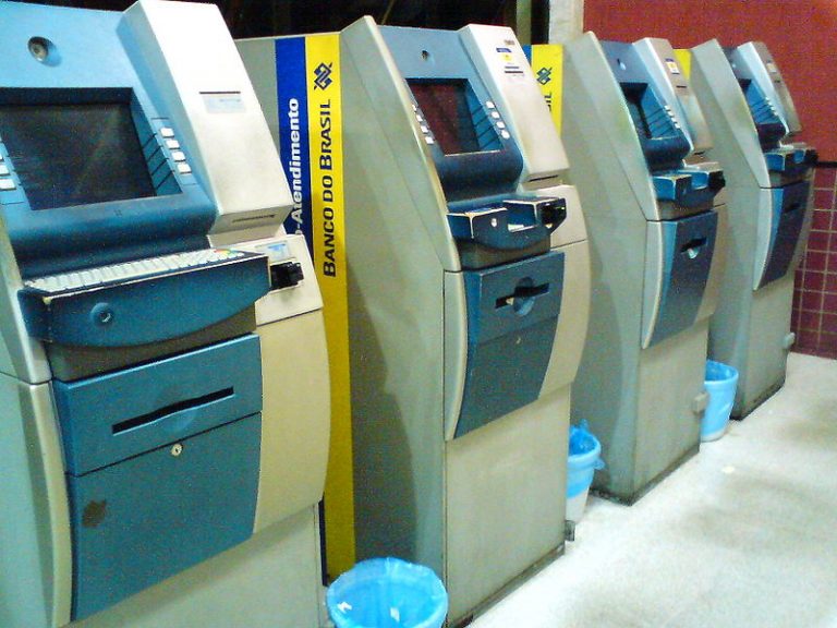 Metade dos brasileiros ainda vai ao banco para resolver problemas, afirma pesquisa Ipsos/Nubank