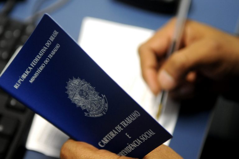 Mais de três milhões buscam emprego há mais de 2 anos, diz IBGE