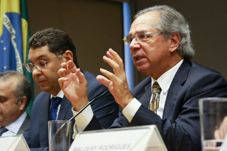 Paulo Guedes afirma que economia crescerá pelo menos 2% em 2020