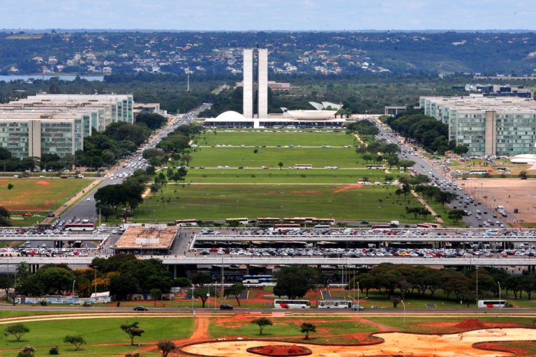 Governo federal extingue 27,5 mil cargos efetivos