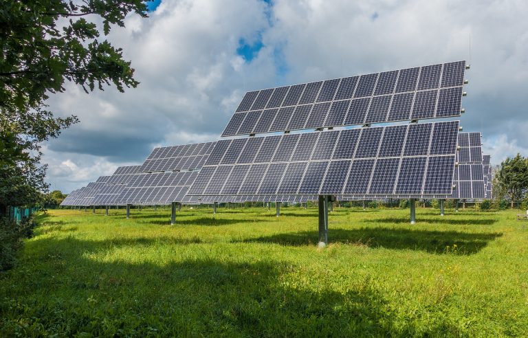 Estudos da FGV e UCLA indicam que revisão de regras da ANEEL pode inviabilizar novos investimentos em energia solar no Brasil