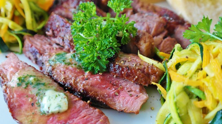 Com alta dos preços da carne, inflação deve ficar em 0,81% em dezembro