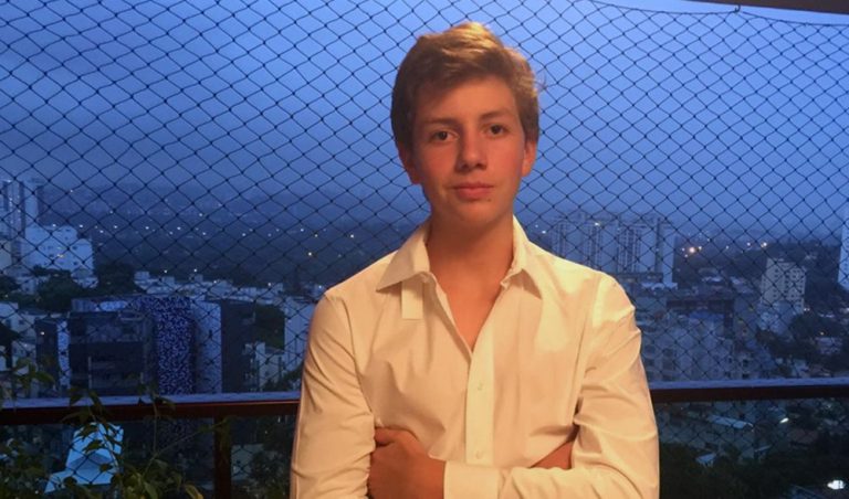Adolescente ensina a fazer dinheiro na bolsa