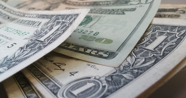 Dólar passa de R$ 4,35 e renova recorde desde criação do real
