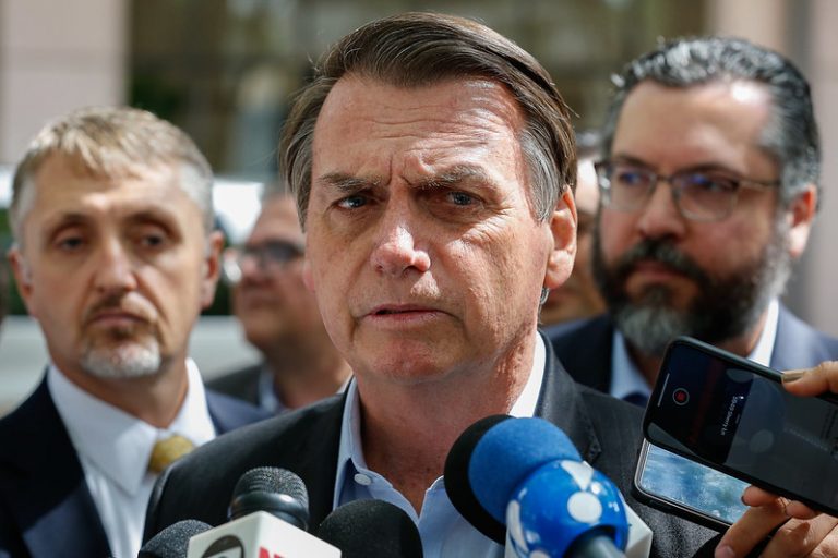 Jair Bolsonaro tem queda no número de aprovação