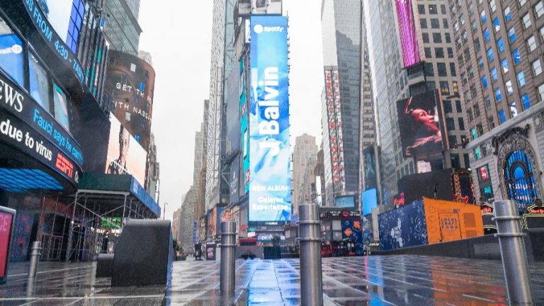 Times Square esvaziada em Nova York, nos EUA, durante a pandemia de coronavírus Imagem: Lev Radin/Pacific Press/LightRocket via Getty Images