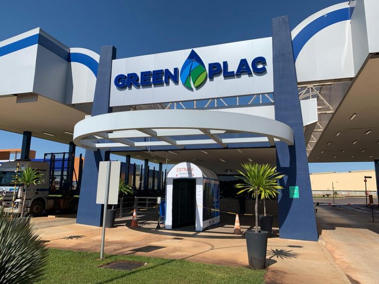 Entrada do complexo industrial da Greenplac em Água Clara, no Mato Grosso do Sul, primeira unidade em que a cabine de desinfecção foi instalada. Foto: Divulgação.