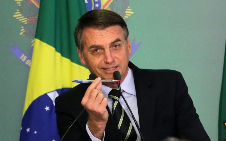 Bolsonaro informou que o auxílio emergencial será de R$ 300 por mais 4 meses. |