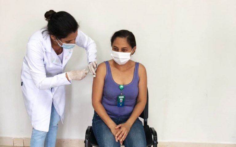 Profissionais do Hospital Regional de São Luís de Montes Belos foram vacinados contra a Covid-19
