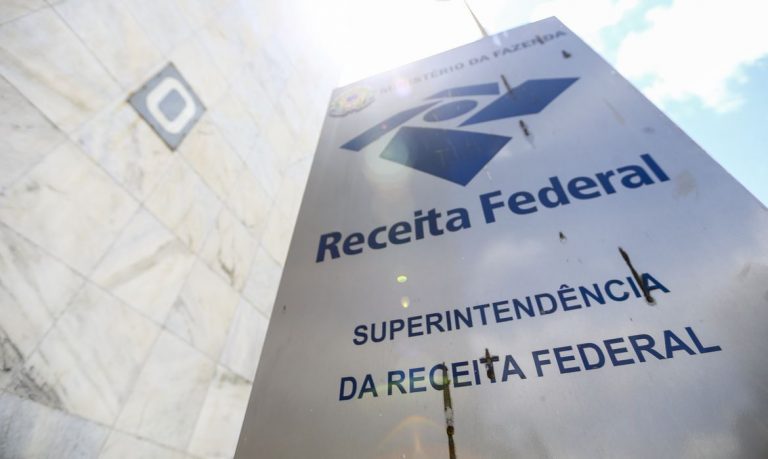 Impulsionada pela fraca base de comparação e por recolhimentos atípicos de algumas grandes empresas, a arrecadação federal em abril bateu recorde para meses de abril.