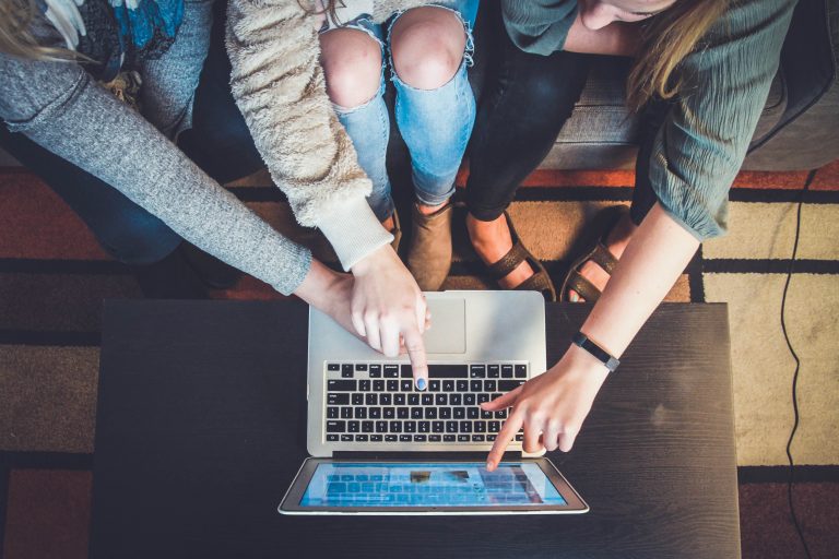 Cada vez é mais possível aproveitar o conteúdo em frente às telas para avanços desde a fluência do inglês das crianças a até aprender a operar como trader na bolsa