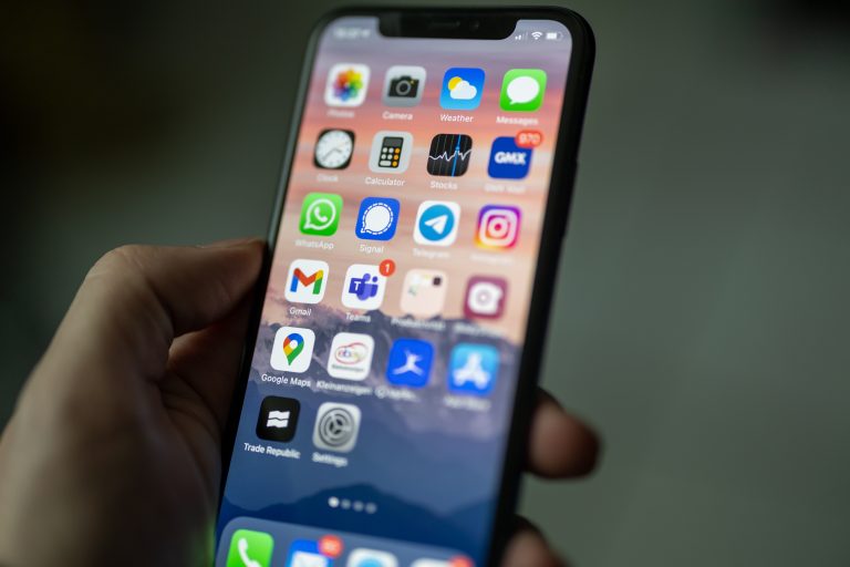 No iPhone, você pode verificar o armazenamento de dados no aparelho por meio dos “Ajustes” do celular, ou também pelos iTunes e Finder, no computador.