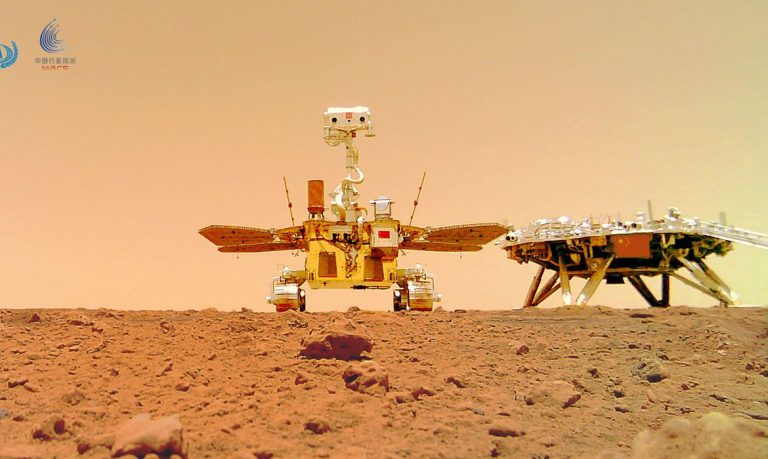 A Administração Espacial da China divulgou hoje (11) uma imagem panorâmica de 360 graus e duas fotografias em cores da superfície de Marte e dos dispositivos da sonda Tianwen-1, que chegou ao planeta vermelho em 15 de maio.