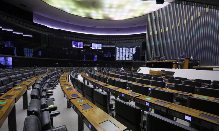 A Câmara dos Deputados aprovou nesta terça-feira (8) um projeto de lei que prevê medidas de socorro a agricultores familiares e a trabalhadores rurais que se encontram em situação de pobreza e de extrema pobreza, excluídos os benefícios previdenciários rurais. A matéria segue para o Senado.