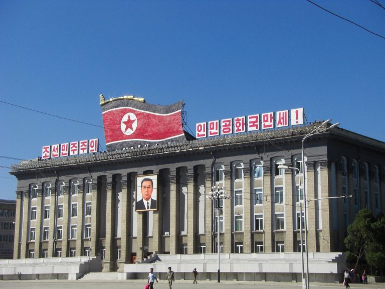 A Coreia do Norte recentemente introduziu uma nova lei que visa eliminar qualquer tipo de influência estrangeira — punindo severamente qualquer um que seja flagrado com filmes, roupas ou mesmo usando gírias estrangeiras. 
