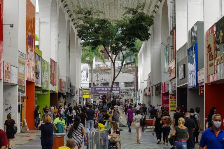 Isolamento social teve menor adesão da população em 2021; na foto, movimentação no comércio na cidade de Santo André, (SP), em imagem do dia 17 de abril. — Foto: ROBERTO SUNGI/FUTURA PRESS/ESTADÃO CONTEÚDO