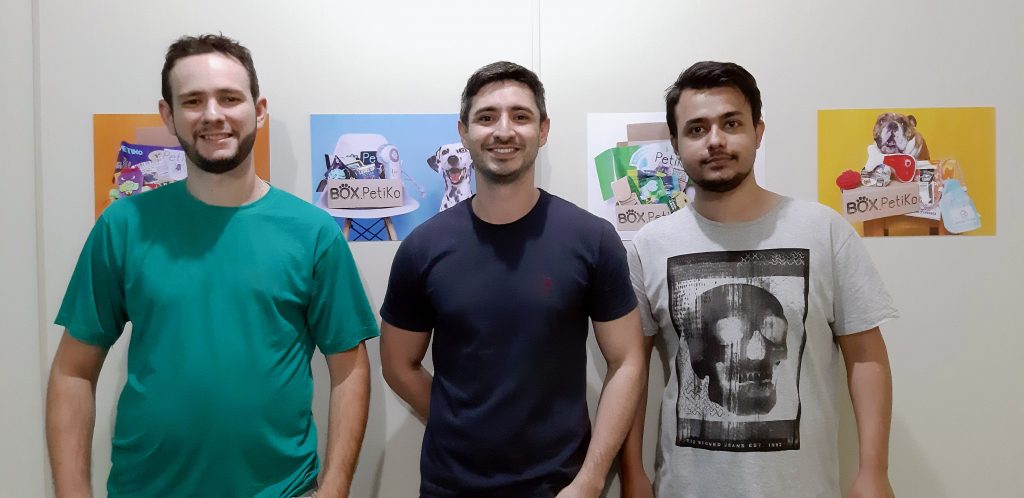 A proposta dos jovens entusiastas era que os produtos ao chegar nas casas proporcionassem uma experiência de felicidade para a família. 