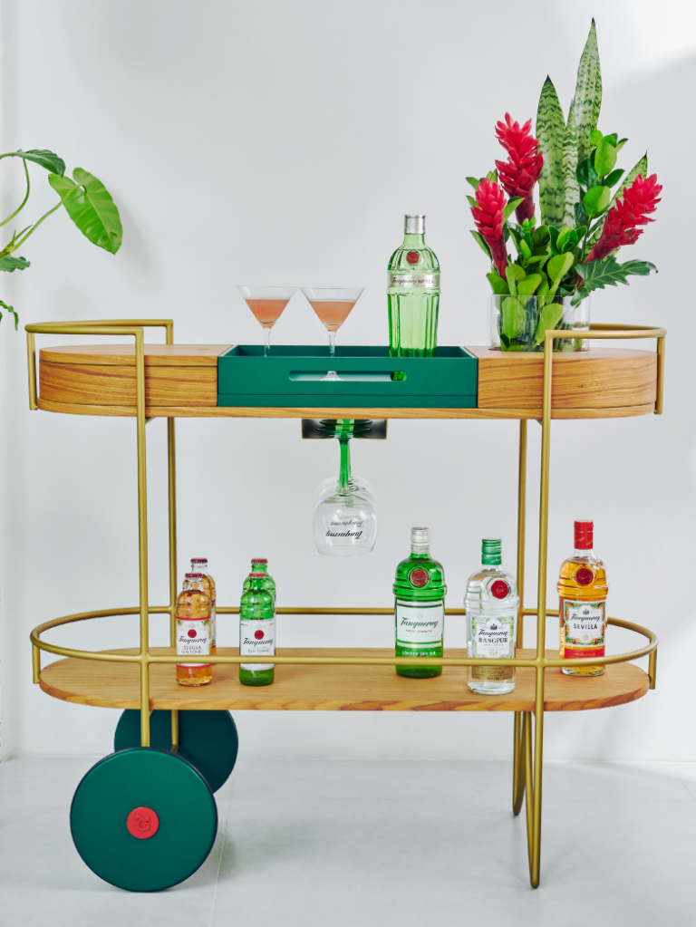 O Tanqueray Home Bar, tem três opções de carrinhos: a The G&T Station, a The London Dry e a versão mais completa batizada de Carrinho Bar The Nº10