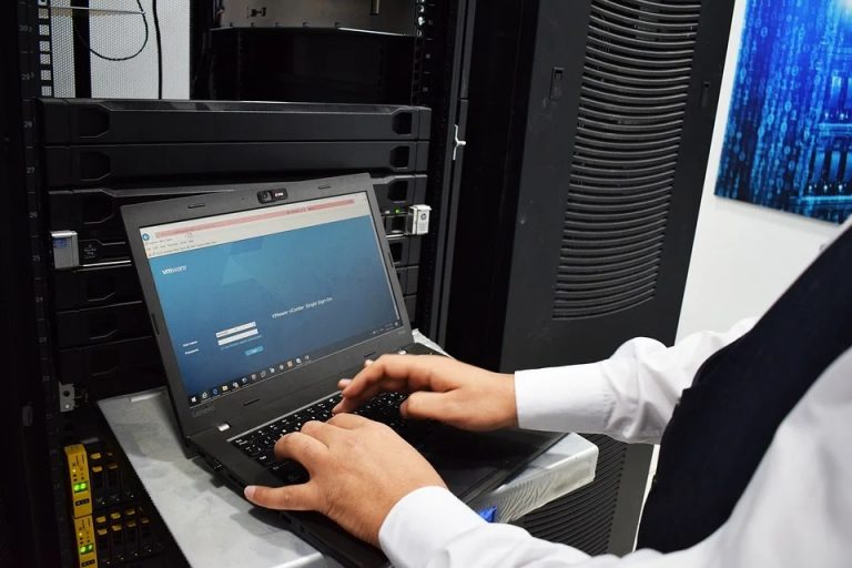 Brasil demandará 420 mil novos profissionais das áreas de TI e Telecom até 2024, diz estudo