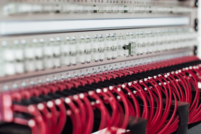 Mais do que nunca, a tecnologia foi fundamental para que milhares de pessoas no mundo pudessem trabalhar, aprender e se divertir em casa em 2020, no auge da pandemia global gerada pela Covid-19. E os data centers foram parte importante neste cenário e continuam a desempenhar um papel cada vez maior à medida que o trabalho remoto e a transformação digital avançam.