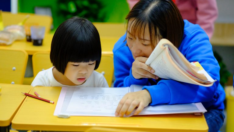 o espanhol e o francês estão entre os 5 favoritos e cursos mais acessados no último ano pelos chineses.