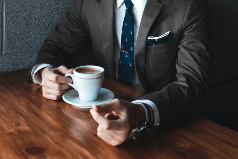 Todos contamos com a hora do cafézinho, somos os 14º consumidores de café do mundo, é nossa hora de dar uma pausa, “esfriar” a cabeça, jogar conversa fora e conversar sobre a vida, a empresa, formar um pouco da nossa percepção e absorver pouco a pouco um algo comum compartilhável – a nossa cultura corporativa ou departamental.