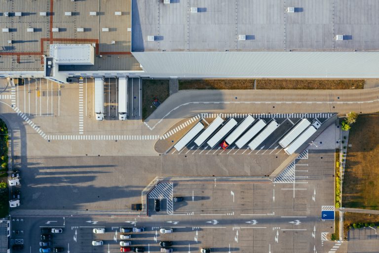 Amouzou explica que o crescimento do e-commerce exigiu do varejo uma adaptação rápida e eficiente à nova realidade. Por consequência, para atender a essas demandas, as empresas de logística também precisaram rever processos como entrega e distribuição fracionada.