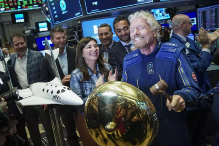 Tourisme spatial: un duel entre milliardaires