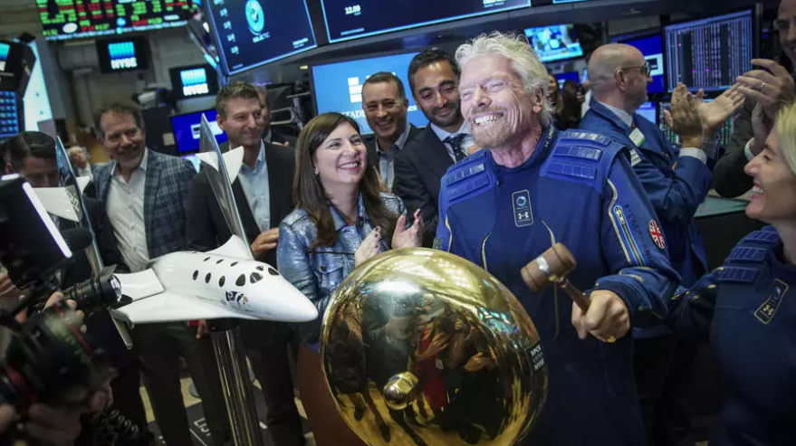 Richard Branson (à dr.) a annoncé qu'il serait le premier milliardiare à aller dans l'espace avec Virgin Galactic le 11 juillet prochain (Image illustration). GETTY/AFP/File