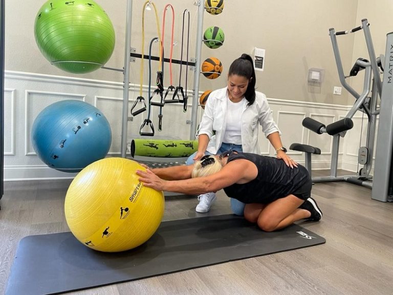 Pilates ganha destaque entre idosos por auxiliar na diminuição de dores e na prevenção de quedas