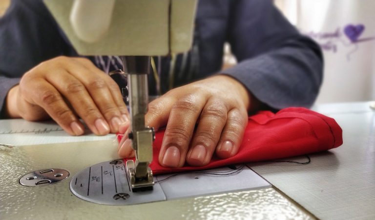 Negócio de impacto social inaugura espaço para formação em corte e costura