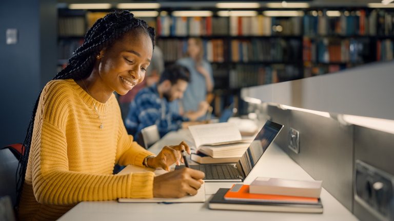 Mais de 90% das universidades brasileiras acreditam que a tecnologia melhora a qualidade do ensino superior