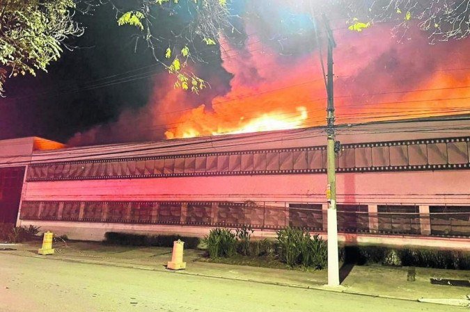 Une image de l'incendie de l'entrepôt de la cinémathèque de Sao Paulo pris par les pompiers. AFP - -