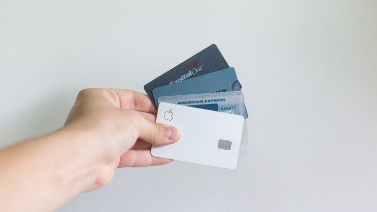 O contato de referência era utilizado para verificar a veracidade e existência do cliente. O endereço e telefone seriam utilizados em caso de uma necessidade de cobrança. Já o RG, CPF, data de nascimento e nome da mãe, seriam utilizados em uma eventual necessidade de “negativá-lo” em alguma empresa de proteção ao crédito.