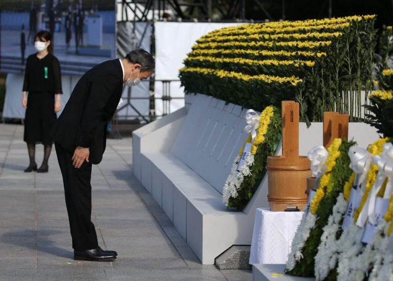 Primeiro-ministro do Japão, Yoshihide Suga, participa de homenagem às vítimas da bomba atômica em Hiroshima nesta sexta-feira (6) — Foto: STR / JIJI PRESS / AFP