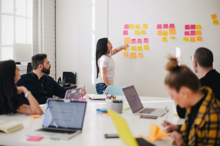 Por fim, para que o processo ocorra de forma a atender as necessidades e propósito dos empreendedores, é muito importante que o Advisor ou a Assessoria Jurídica a ser contratada tenha fit com o negócio e conheça o contexto da Startup.