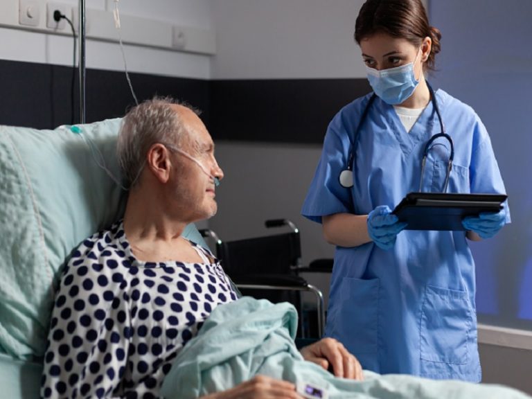 Profissionais de enfermagem tentam garantir assistência individualizada e segura a pacientes na pandemia