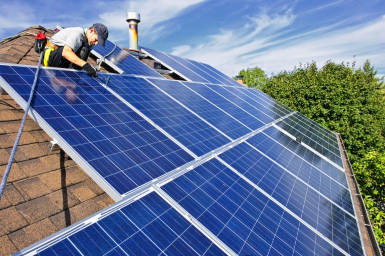 Energia solar é alternativa à crise hídrica e aumentos constantes na conta de luz