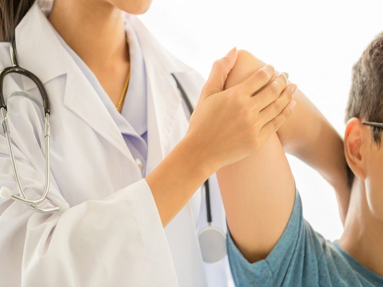 Fisioterapia home care auxilia síndrome pós-covid-19 sentida por 80% dos doentes