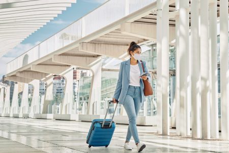 Comprovante de vacinação será parte da rotina de viajantes por todo o mundo