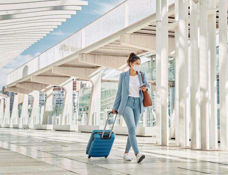 Comprovante de vacinação será parte da rotina de viajantes por todo o mundo