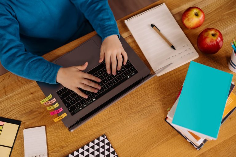 Cursos on-line agregam currículos para o mercado de trabalho