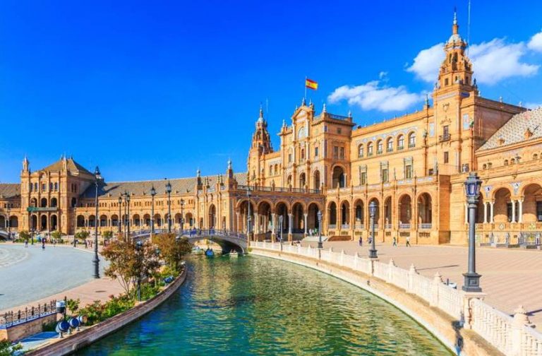 Espanha reabre fronteiras para brasileiros, seguro viagem continua sendo obrigatório