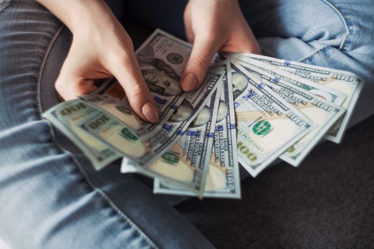 Para investir no exterior é preciso enviar dinheiro ao destino. Algumas corretoras não solicitam o depósito na abertura da conta, mas para fazer a aplicação/investimento, será necessário se preparar para fazer a remessa.